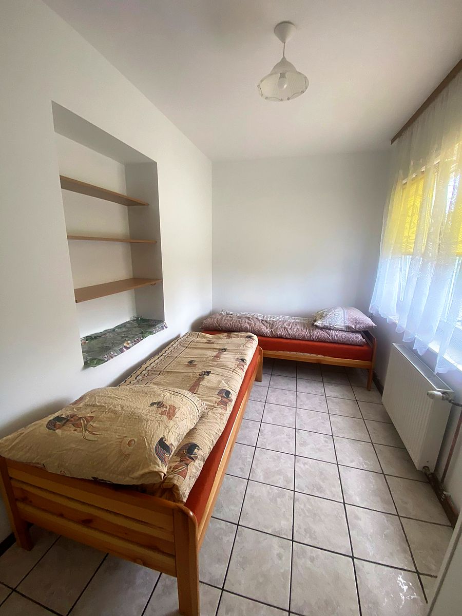 Pokój z dwoma łóżkami i wnęką z półkami