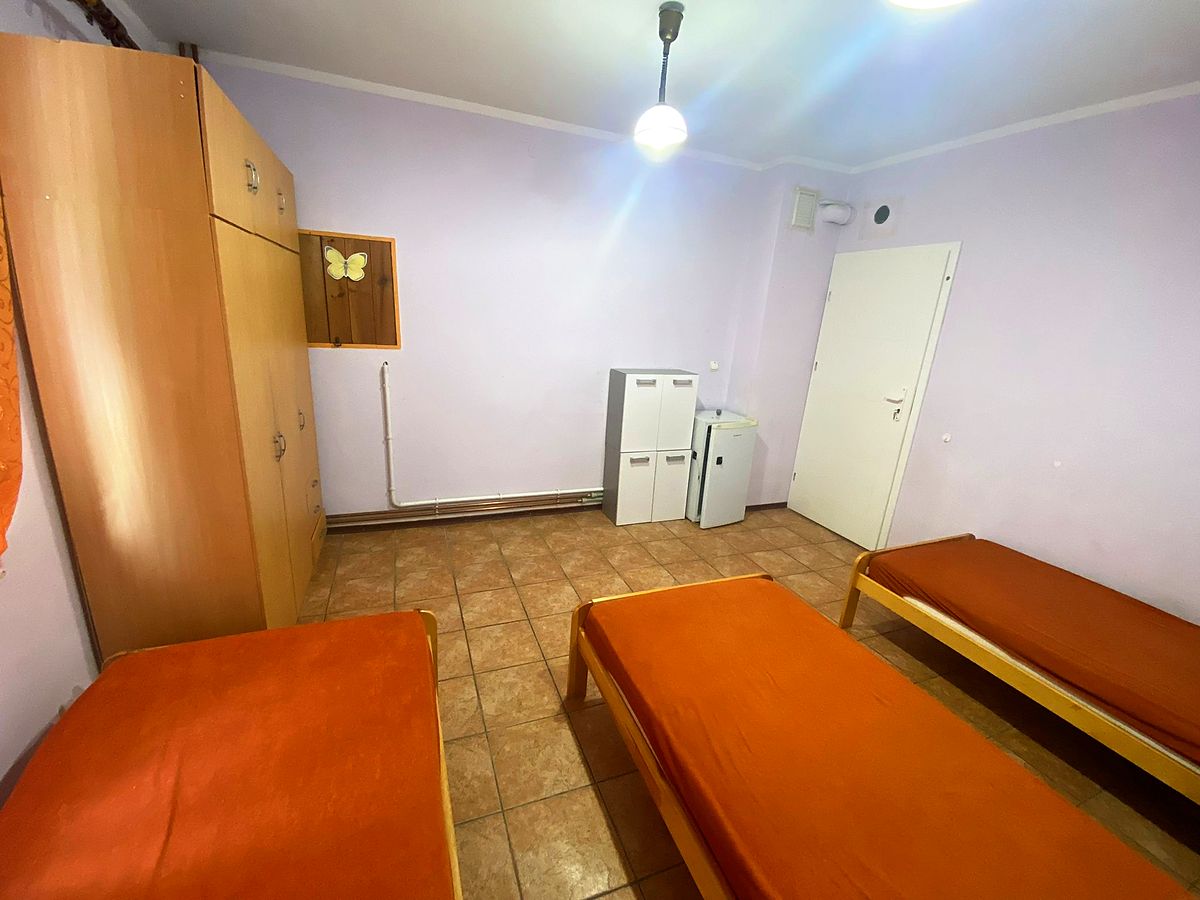 Pokój z dwoma łóżkami, szafami i lodówką