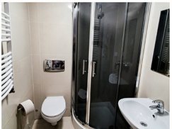 Łazienka z kabiną prysznicową i toaletą