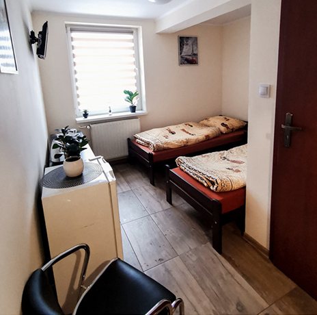 Pokój pracowniczy z pojedynczymi łóżkami w obiekcie ABI Noclegi